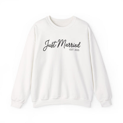 Just Married 2025 Honeymoon Wedding Couples Fiancee Sweatshirt