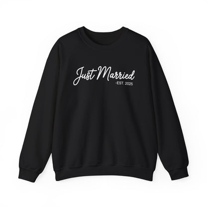 Just Married 2025 Honeymoon Wedding Couples Fiancee Sweatshirt