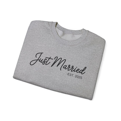 Just Married 2025 Honeymoon Wedding Couples Fiancee Sweatshirt