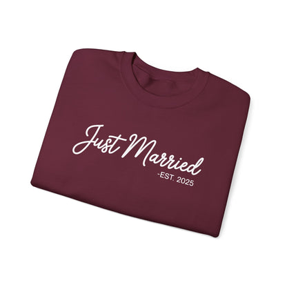 Just Married 2025 Honeymoon Wedding Couples Fiancee Sweatshirt