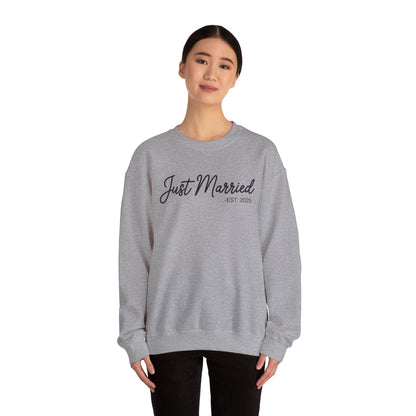 Just Married 2025 Honeymoon Wedding Couples Fiancee Sweatshirt