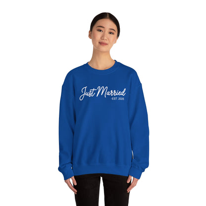 Just Married 2025 Honeymoon Wedding Couples Fiancee Sweatshirt