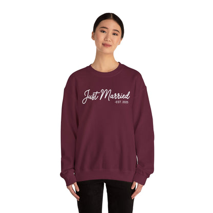 Just Married 2025 Honeymoon Wedding Couples Fiancee Sweatshirt